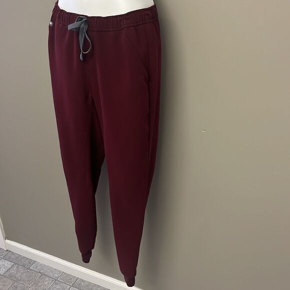 FIGS Burgundy Women’s Pull-On Pockets Elastic Waistband Drawstrings- Medium - Picture 2 of 13